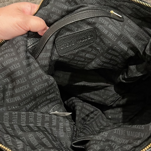 Large Steve Madden bag. Crossbody. Perfect for everyday wear. - Picture 2 of 3